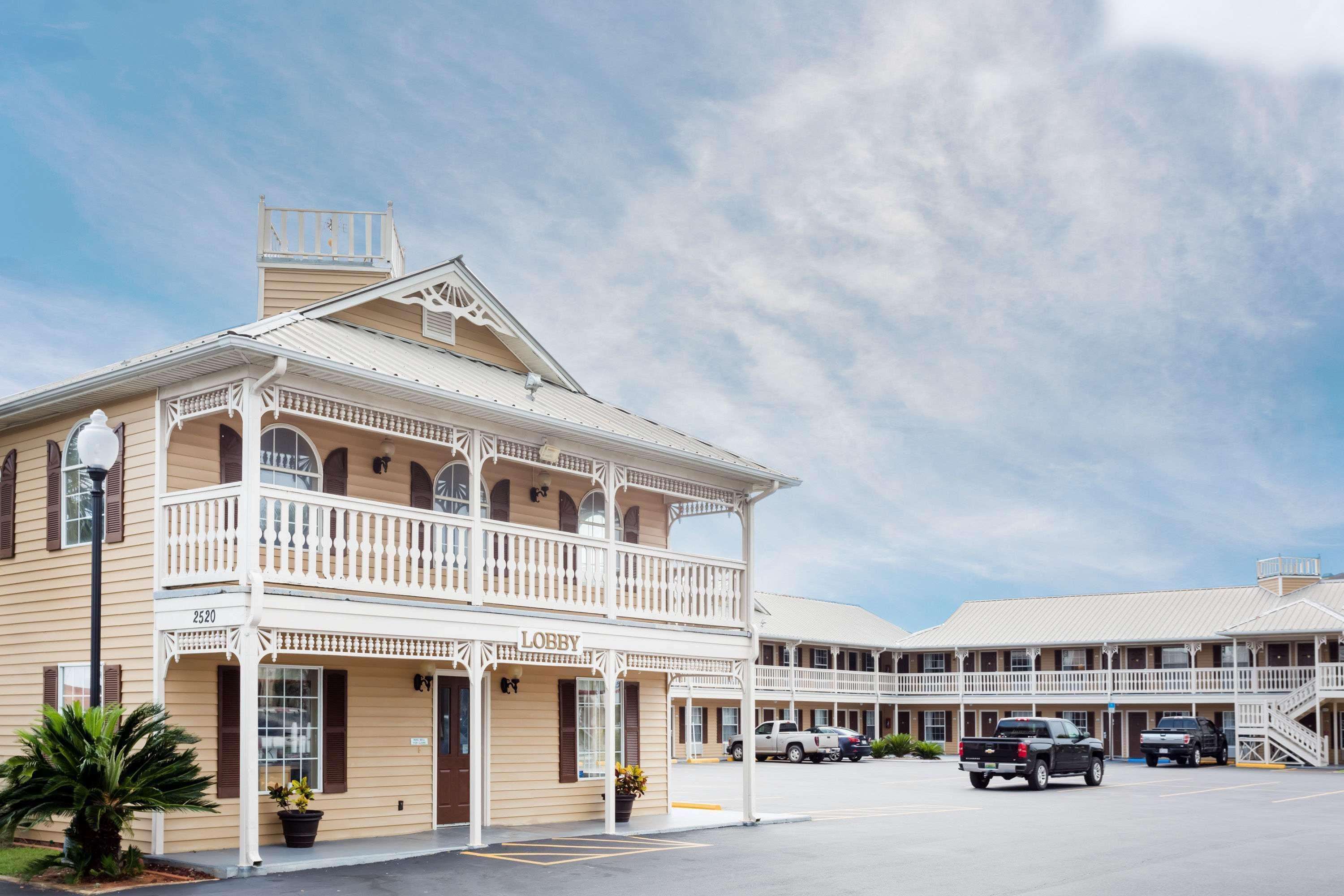 Super 8 By Wyndham Foley Motel Exterior photo